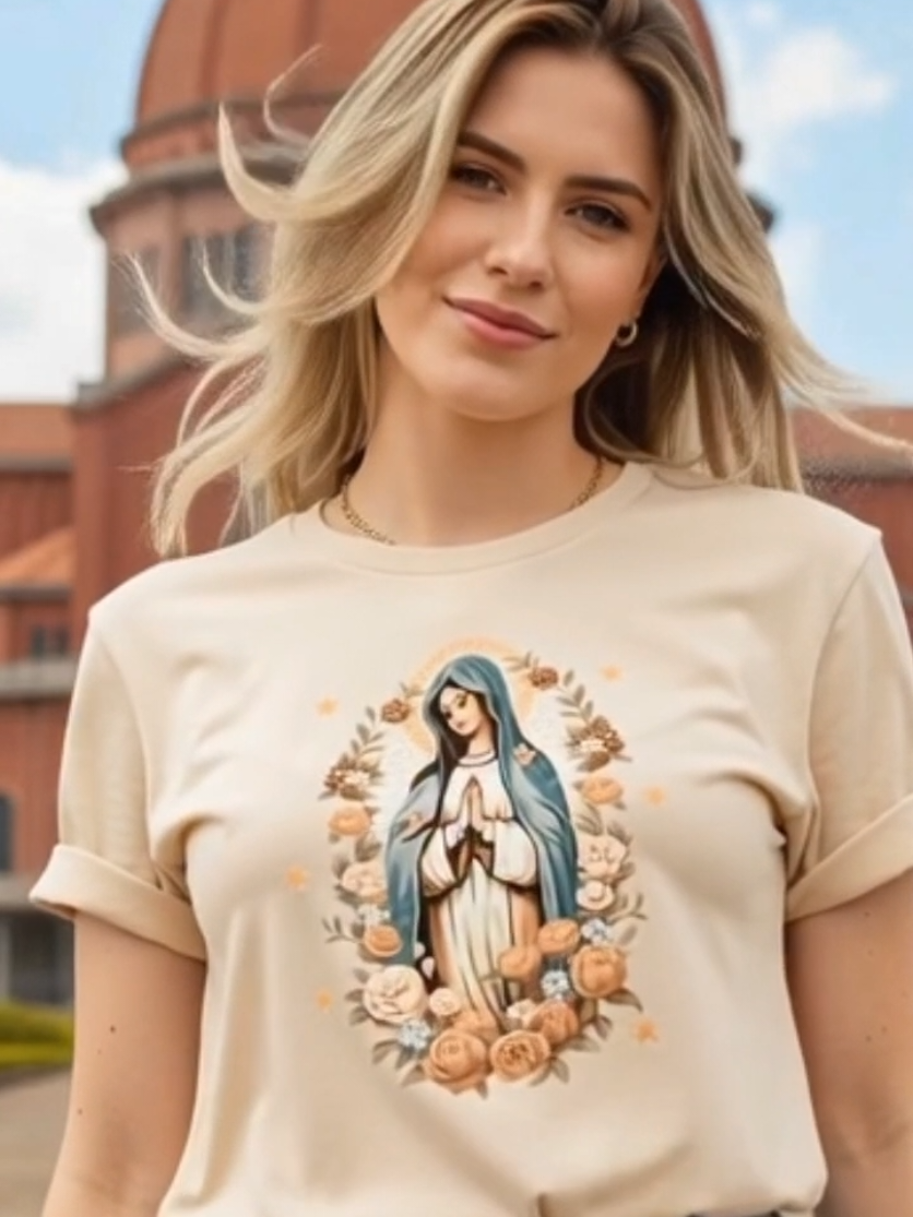 Vista sua fé com estilo! ✨ Camiseta Feminina de Algodão com estampa delicada da Virgem Maria rodeada por um lindo arranjo floral. Conforto e devoção para o seu dia a dia. ​🛒 Garanta a sua a partir de R$ 28,99! ​#CamisetaVirgemMaria #ModaFeminina #FéEstilo #Devoção #BlusaAlgodão