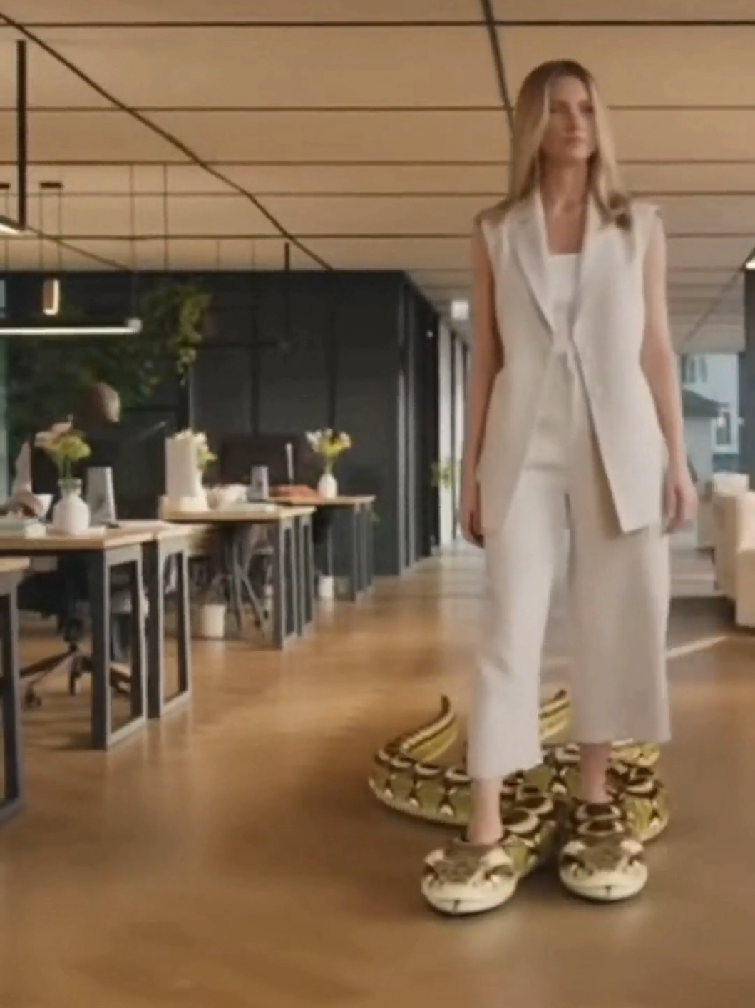 Туфли подползули змеиные. Продолжаем линейку полезной обуви, ранее были обзоры на подкрадули, бархатные тяги, сапожки и босоножки сороконожки, дизельные гусеничные, сапоги водоходы и другие. 