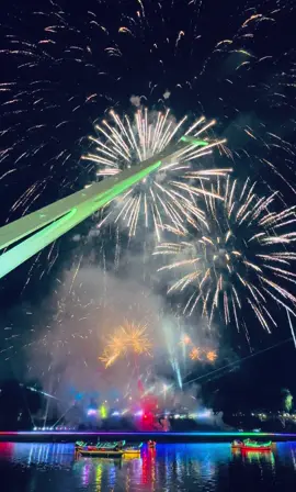 bukan stkt pkok di srawak tok berapi, langitnya pun berapi #xyzbca #fireworks #kuchingsarawak #sarawaktiktok #fyp 