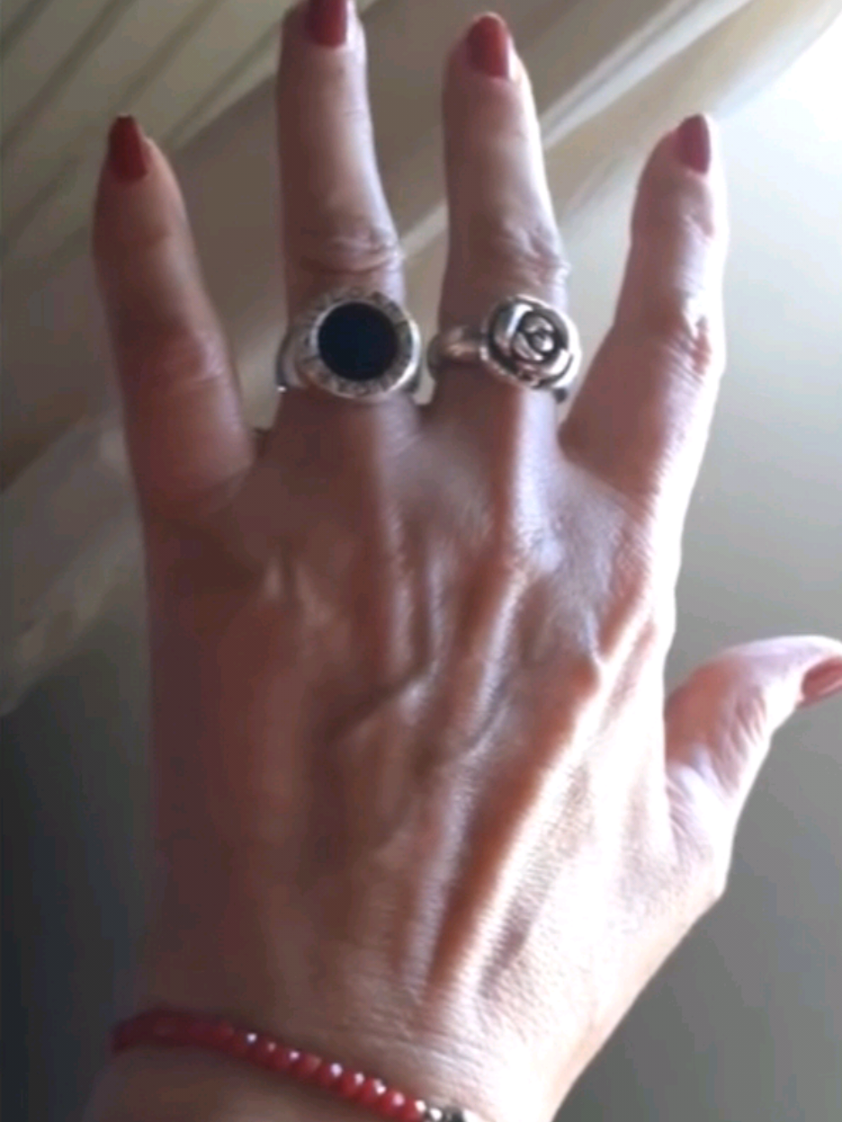 Significa fuerza, legado, es un símbolo silencioso de que pertenecés a un linaje femenino poderoso. De mujeres que lo dieron todo, que sostuvieron, que cuidaron, que sanaron. Mujeres que no se rindieron, que usaron esas manos para crear, proteger y transformar. Si tus venas se marcan, es porque tu sangre lleva memoria. Memoria de amor, de lucha, de resiliencia.  Honrá esas manos, esas venas, ese linaje. Porque no estás sola... detrás tuyo hay generaciones enteras empujándote hacia adelante. . 🔥Si te gustó pues Dale, comenta y comparte para que llegue a más personas y lo descubran y por último  y no menos importante 👉sígueme es muy fácil🔥 . . #venas  #manos  #resiliencia🌱  #memoria  #linajefemenino 