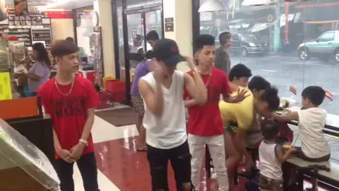 tatlong lalaking sumasayaw sa 7 11 #fyppppppppppppppppppppppp #sinaunangvideo #urbanlegend 