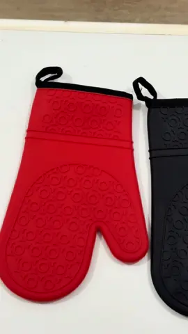 Luva de silicone, ideal para sua cozinha e para te acompanhar nas suas receitas 🖤❤️ *cores disponíveis de acordo com o estoque #cozinha #receitasimples #receitasfit #fy #fyp 