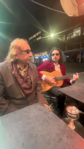 Latafat Ali Khan singing ‘Lag Jaa Gale’ with guitar.#bollywoodsong #latamangeshkar #guitar #hindisong #london 