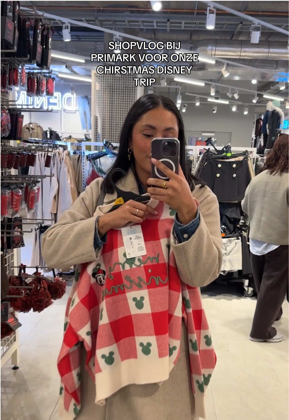 Zo veel leuke items dat ik mezelf echt moest inhouden😭 @Primark @primarknederland   #comeshopwithme #shopvlog #primarkfinds #disneyprimark  #christmasatdisney 