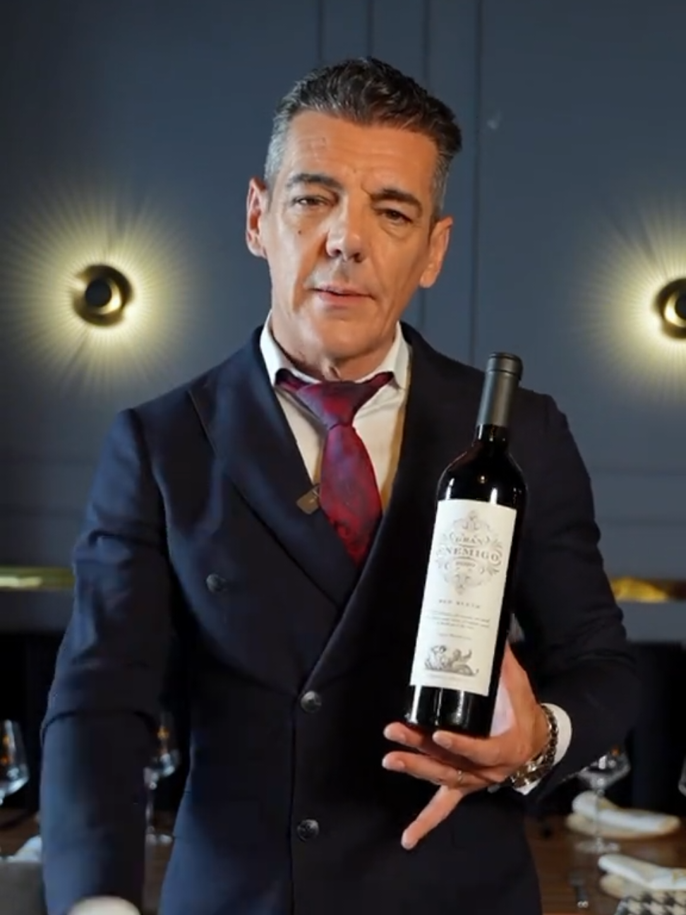 Servir un vino es mucho más que llenar una copa. Es entender el momento, respetar el producto y cuidar los detalles que hacen la diferencia. Desde cómo se presenta, hasta la forma en que se corta y se mide la cantidad. Porque, señores, servir bien es un arte. Y en el arte, la perfección está en los pequeños gestos. ✨