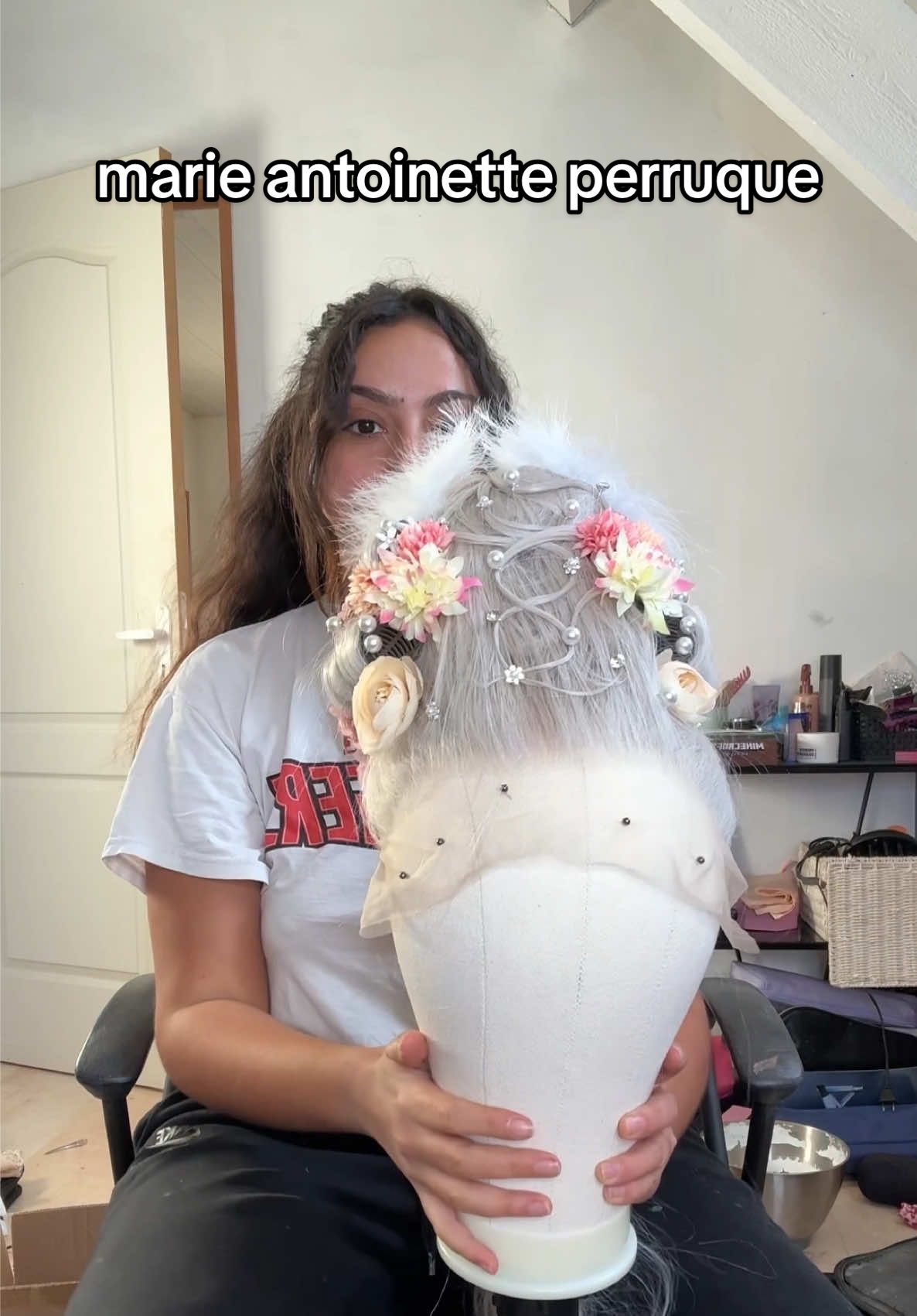 Je prépare ma perruque et mon costume de Marie Antoinette pour la soirée Halloween de @JEREMSTAR ! 