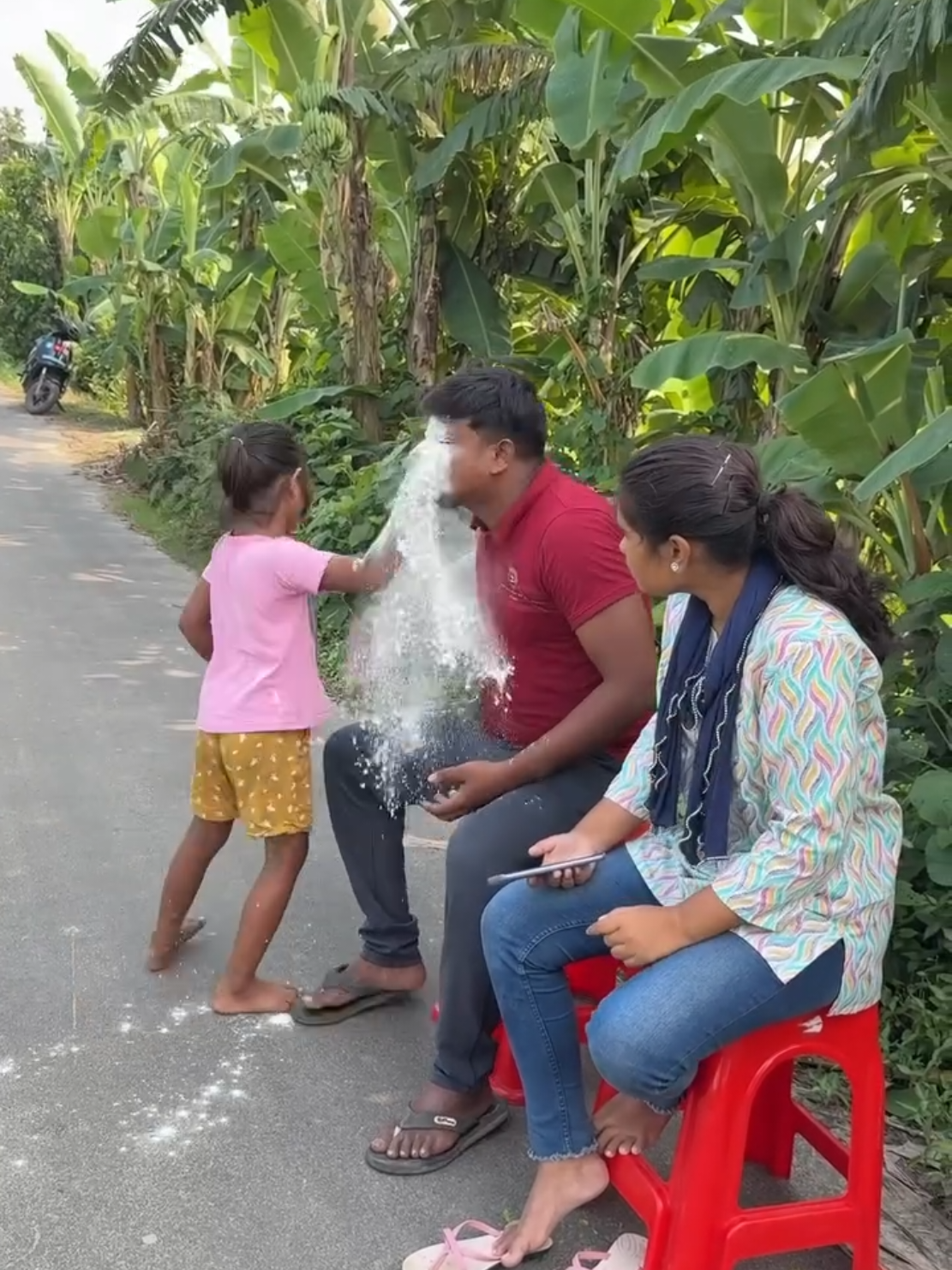 ছোট্ট মেয়েটা ঠিক কাম করেছে#funnyvideo #lokmanbepari35 #foryoupage #foryoupageofficiall 