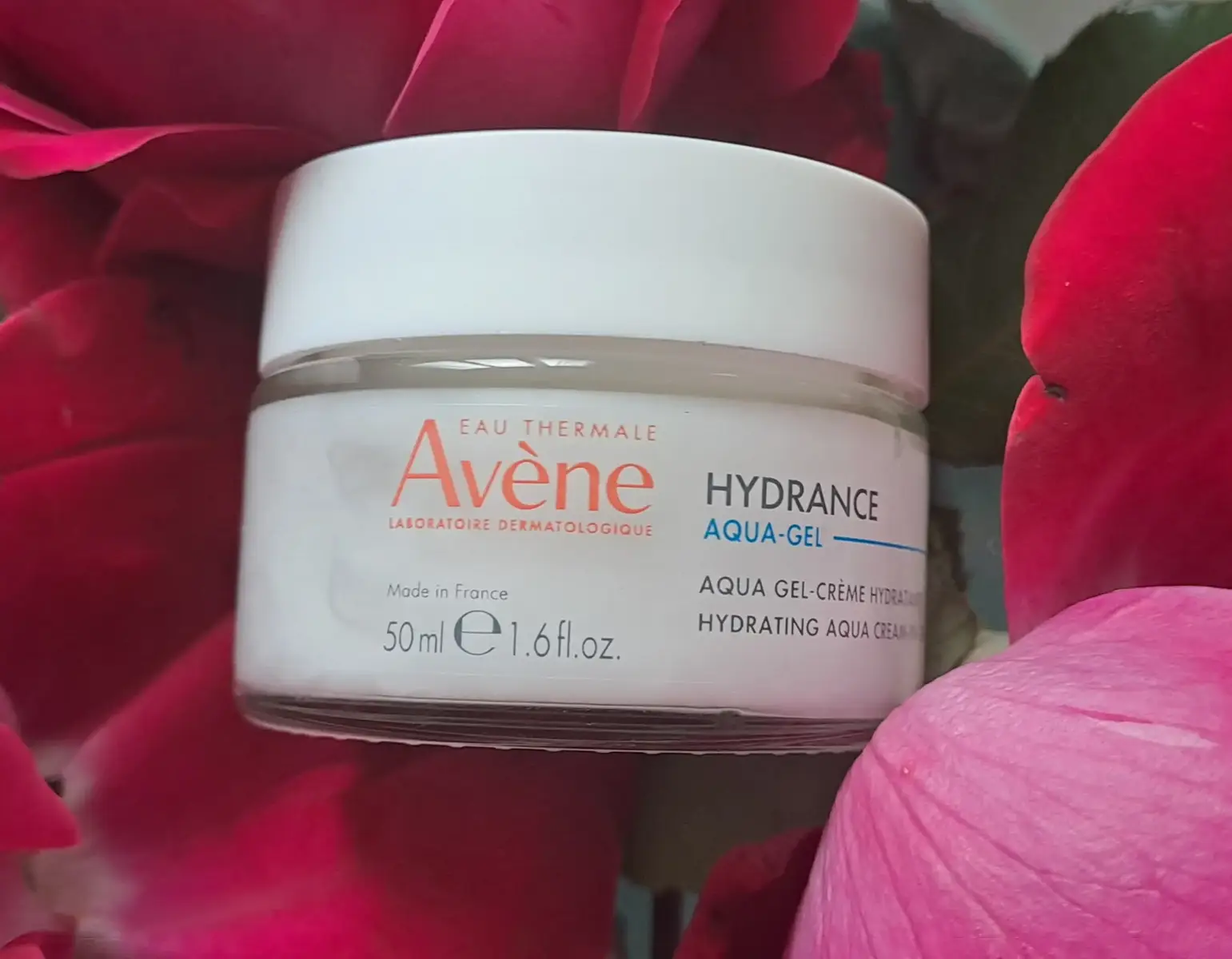 Bonsoir, voici mon retour sur le Aqua gel-crème hydratant  Hydrance Aqua-Gel de Avène.  💮Ce gel crème délicatement parfumé hydrate  en profondeur la peau.  💮Il est parfait pour les peaux sensibles. 💮 Il protège la peau des agressions extérieures.  💮Résultat, la peau est bien hydratée, douce, matifiée, fraîche, éclatante, repulpée et les traits sont lissés.  💮Sa formule est à 94% d'ingrédients d'origine naturelle et Vegan.  Je suis ravie de ce produit qui s'utilise matin et/ou soir. Merci beaucoup @Eau Thermale Avène  @influenster #influenster #EauThermaleAvene #collaborationcommercialenonremuneree