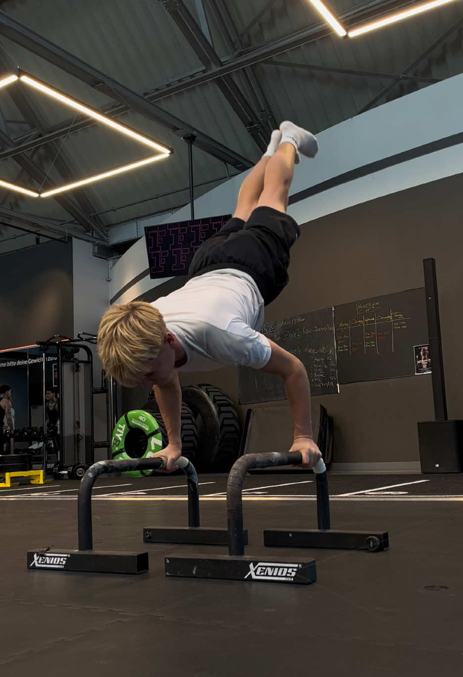 #calisthenics #planche #straddleplanche #planchepress #90degreehspu 