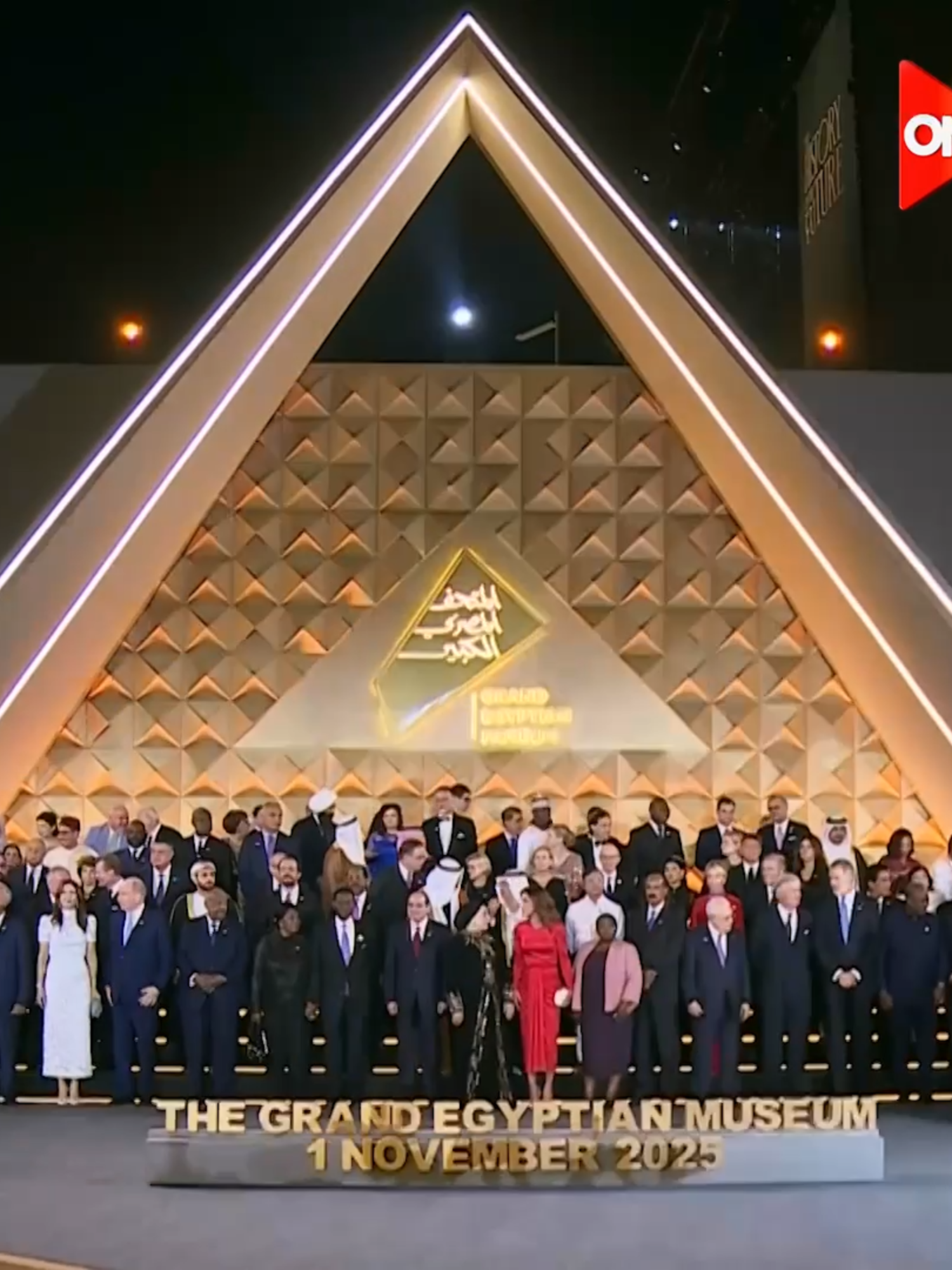 صورة صورة صورة كلنا كده عايزين صورة 🇪🇬 الرئيس #السيسي وقرينته يتوسطان صورة تذكارية مع الحضور  خلال افتتاح #المتحف_المصري_الكبير ❤️ #ON