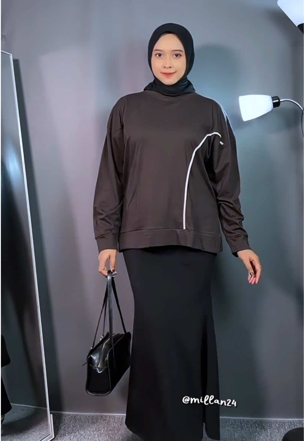 Wajib punya sih kalian atasan dari brand @Monica The Label super adem poll, bahannya halus 🫶🏻