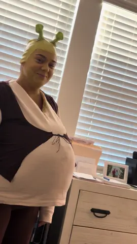 In girl world…. #shrek #meangirls #halloween 