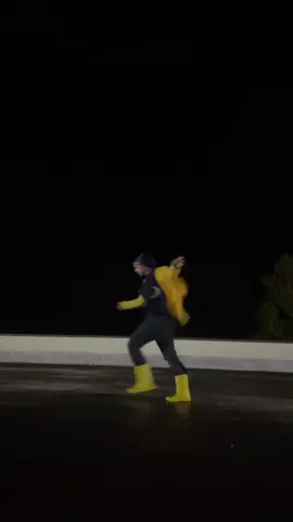 Literally how it felt yesterday it was so windy I almost dropped my phone like 100 times #coraline #coralinecosplay #halloween #cosplayfyp #fyp 