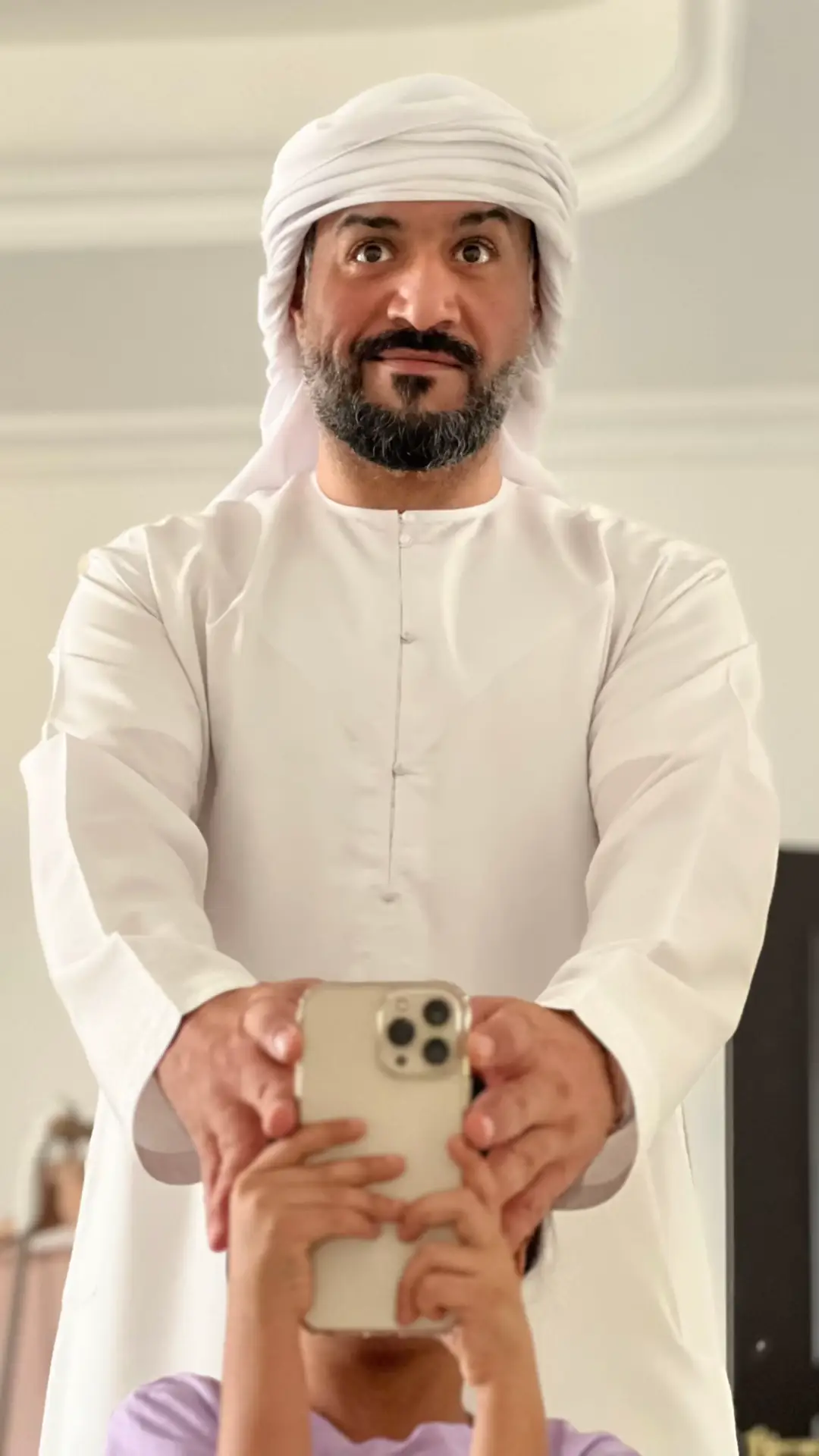 أبنائي وبناتي، إخوتي وأخواتي في شتى أقطار وبقاع الأرض،،، أود التحدث اليوم بما يتمنى غالب الآباء التكلم عنه وهم في وجع وألم لا يطاق، بل حتى وإن تكلموا عن ما في قلوبهم من باب الطبطبة على النفس يجدون ردود أبنائهم تشق قلوبهم وتقتلهم شو قتلة. ألا تعلمون أن من منزلة الأب عند الله سبحانه وتعالى جعله أوسط أبواب الجنة، وهناك أحاديث كثيرة في هذا السياق. ألا تعلمون أن آبائكم يتمنون سماع الكلام الجميل منكم بعد رجوعهم من العمل. ألا تعلمون أنهم بحاجة لإبتسامة جميلة منكم لترد روحهم بعد الجهد والتعب والذل والوهن الذي مروا به فقط ليسدوا حاجتكم. ألا تعلمون أنهم بحاجة إلى سؤالكم عنهم إن مروا بظرف صحي أو مادي أو أي كانت الظروف ليعوا أن لهم قيمة وقدر عندكم ليستطيعوا تجاوز كل المحن ويحولوها لمنح دون أي تردد ليحددوا السعادة لكم. ألا تعون أن الحياة دين وسترد الدين إن كان خيراً فنعم وإن كان بالشر فنسأل الله السلامة في الأمر وأن الجزاء من جمس العمل. أرجوا أن تكون رسالتي لكل غافل عن والده، فالله الله في آبائكم، والحرص على السؤال عنهم في كل وقت وحين، ومحاولة التلطف إليهم والتقرب لهم إن كانوا لا زالوا تحت أعينكم وبين ناظريكم، فلا يتمنى شخص الإحساس بفقد أبيه، ويرد ويقول يا ليتني فعلت وفعلت، فالندم لن يجب عن شيء ولا يرد شيء بعد زواله. أسال الله العلي العظيم لي ولكم التوفيق في بر والديينا وان نكون قرة عين لهم وأن يكونوا قرة عين لنا، وأن يرزقنا الراحة والسعادة والطمأنينة لي ولكم ولك من يعز علينا وعليكم وأن يحفظنا وإياكم من كل شر. ودمتم في حفظ الله ورعايته *تنبيه* هذا مجرد رأي خاص بي من واقع تجاربي في الحياة والإستشارات التي وردتني والحالات التي تعاملت معها وقد يحتمل ذلك الخطأء والصواب كون لكل شخص طريقة وأسلوب حياة مستقل. #parati #foryoupage #fyp #علاقات #الشعب_الصيني_ماله_حل😂😂 