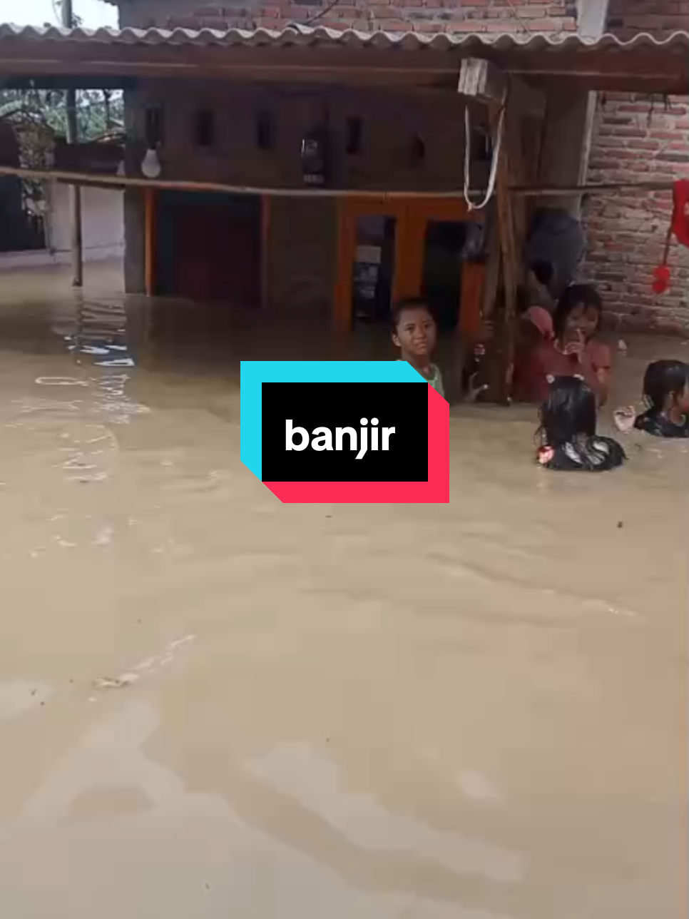 mohon doa ny semua nya.. banjir sedang melanda warung satu, bancong, sukatani. 