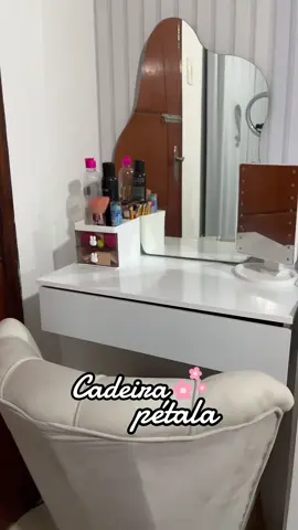 Estava namorando essa cadeira já tem tempo, e com razão, que cadeira maravilhosa 💖 #cadeirapetala #decoracao #decoracaodecasa #CapCut 