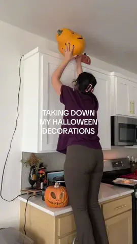 goodbye spooky season… hello cozy season 🍂✨ time to reset the house and get ready for thanksgiving and christmas!!  #CleanWithMe #DecorReset #SeasonalReset #FallVibes #Lifestylecreator 