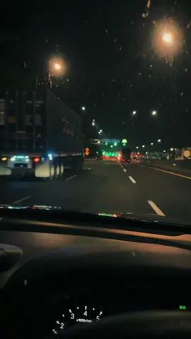 Vibesnya radio tengah malam kalo didengerin di mobil jadi beda