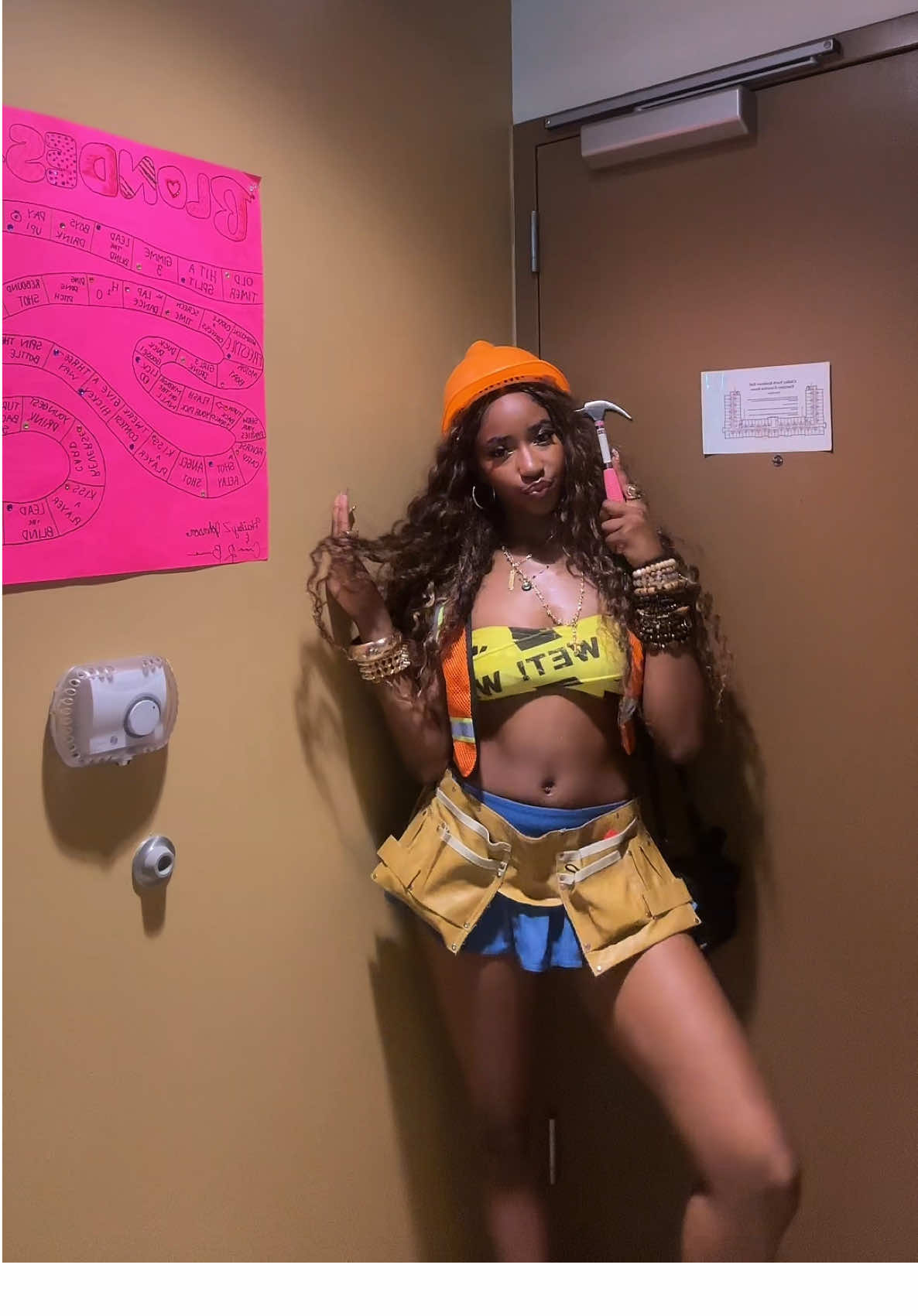 Who needs some fixing?? 🛠️ 👷‍♀️🚧#halloweencostume #constructionworker #viral #fyp 
