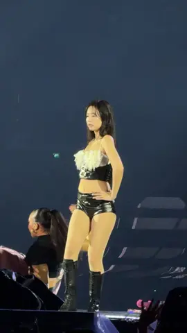 Jennie-  Shut Down #deadlineworldtour 