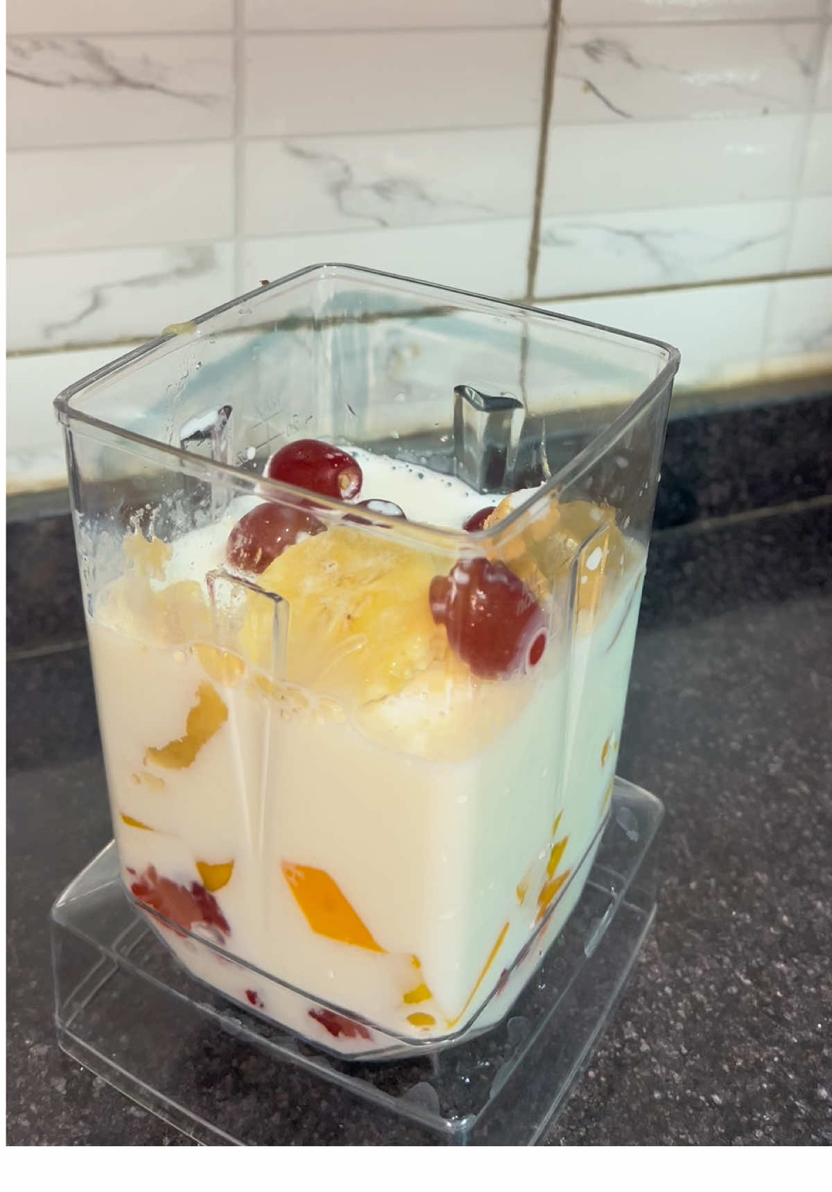 Smoothie strawberries 🍓 ,grapes 🍇 ,mango 🥭 ,banana 🍌 ,peanut butter 🥜 and milk🥛 😋Ifunguro umwana yafata abyutse cya mugitondo cya kwakundi yanze kurya #creatorsearchinsights #rwandatiktok🇷🇼 #fypシ゚ #mealplan #smoothies 