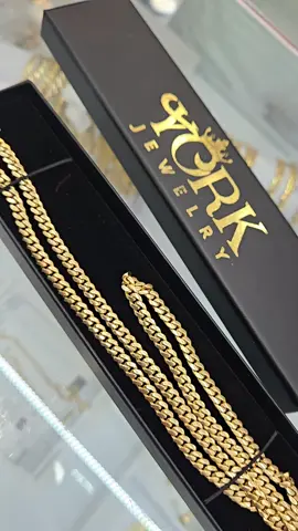 #4765sw8thstcoralgables #yorkjoyeria #LAPUTABESTIADEMIAMI 