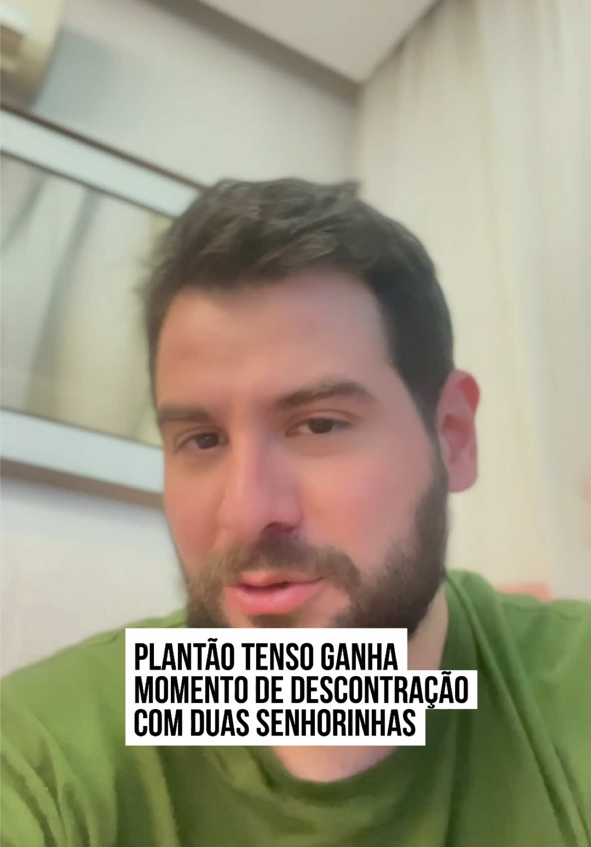 Em meio à tensão de uma #megaoperação no Rio de Janeiro, duas senhoras trouxeram um momento de humor ao hospital.   Durante o #plantão, um médico contou como as senhoras chegaram e tentaram puxar conversa. Uma delas estava curiosa para ver o que ele estava fazendo com o #paciente, enquanto a outra perguntou se ele sabia onde encontrar um cachorro-quente por perto — tudo isso durante a madrugada. #TikTokNotícias 📹 @drzenoaugusto  | @myhoodbr