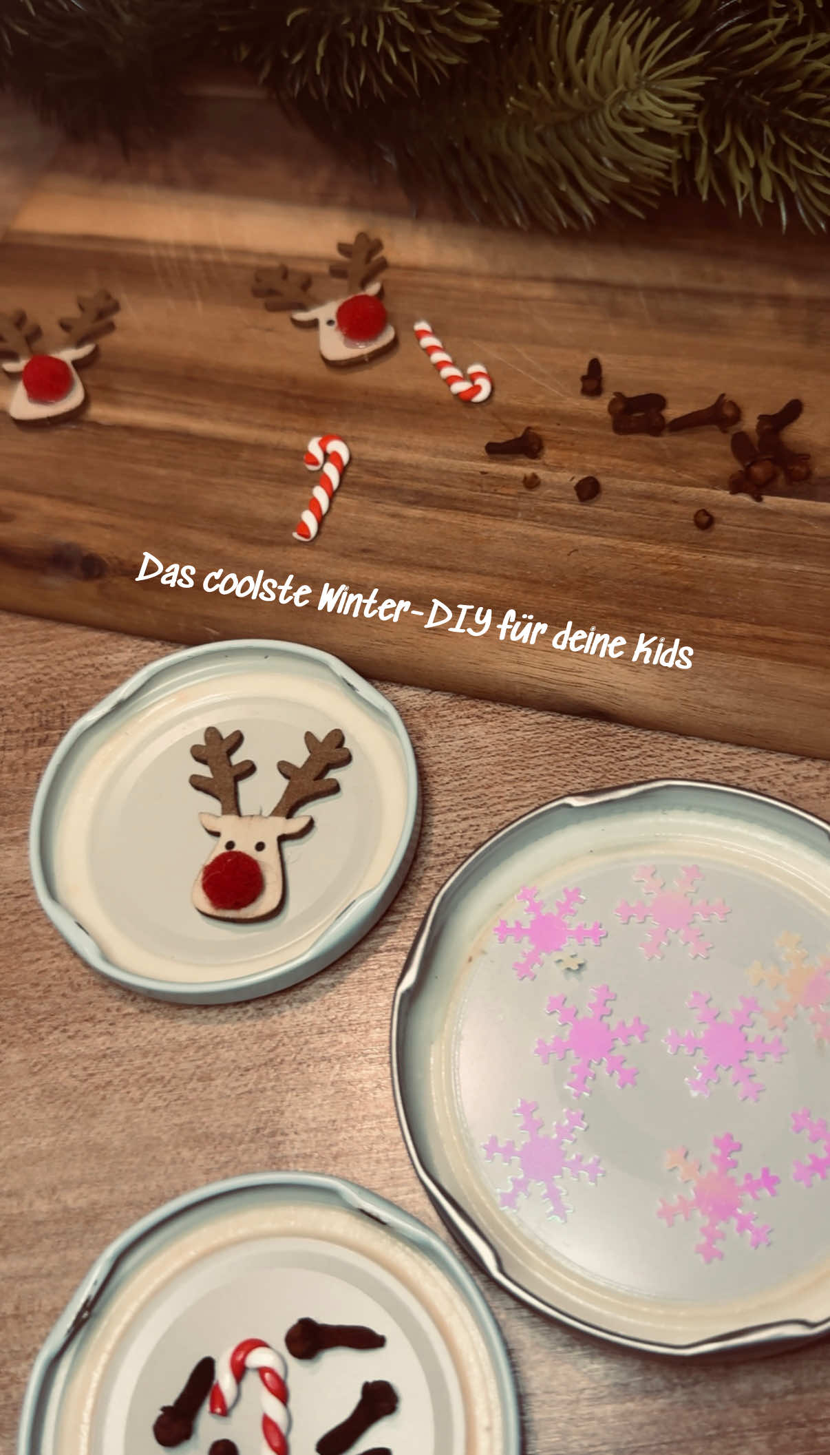 In ein paar Minuten gemacht und schon habt ihr wunderschöne Winter-Fensterbilder. Einfach Einwegdeckel nehmen, ein bisschen Gelatine (nach dem anrühren am besten erwärmen) und rein, was ihr an weihnachtlicher Deko so findet: Nelken, kleine Sticker oder Mini-Kugeln. Wenn's getrocknet ist, ab ans Fenster fertig ist euer Weihnachtsbastel-Moment.  Tipp: Mit einer Schnur dran sehen sie super zum Aufhängen aus. Und mit Blattgelantine funktioniert es am besten. Da ist die Konsistenz für dieses DIY genau richtig #LifeHack #mamatipps #tippsundtricks #mamaalltag 