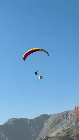 یکم نومبر جشن آزادی گلگت بلتستان کے موقع پہ آرمی ہیلی پیڈ گلگت میں پیراگلائیڈنگ کا شاندار مظاہرہ 