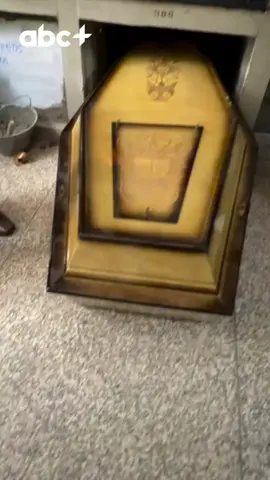 🚨 Triste e revoltante! O que era pra ser uma despedida cheia de emoção acabou virando constrangimento e dor pra família de Nicolau Pivotto, de 33 anos, em Novo Hamburgo. 💔 Após morrer por complicações da Covid-19, o enterro precisou ser adiado porque não havia espaço adequado no cemitério. A família relatou que abriram covas de outras pessoas e até retiraram ossos na frente deles. 😢 Depois de mais de duas horas, Nicolau finalmente foi sepultado. A família agora promete buscar justiça. #NovoHamburgo #RioGrandedoSul #Luto #Respeito #Indignação 