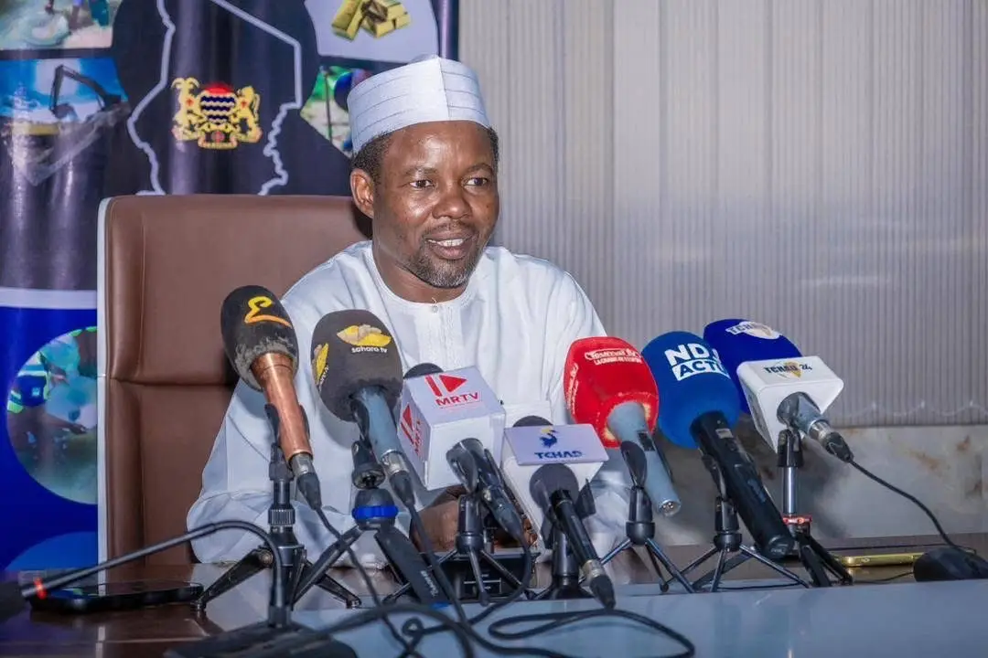 Tchad connexion 2030 : Le Directeur Général de #SONEMIC, le Gal. de Division Abdelkerim Charfadine, a tenu un point de presse ce jour, samedi 1er novembre 2025, dans la salle de réunion en présence des différents médias. La communication a pour objectif de présenter les réalisations et les ambitions de la SONEMIC pour faire du secteur minier un pilier du développement économique du Tchad, en prélude à la table ronde du PND Tchad connexion 2030. Le Directeur Général Abdelkerim Charfadine a réaffirmé l’engagement de la SONEMIC à œuvrer pour une exploitation minière transparente, durable et bénéfique à la population tchadienne. Pour lui, la société a mis en avant plusieurs avancées majeures réalisées depuis 2024. Parmi celles-ci : • la formalisation des sites miniers artisanaux au Tibesti ; • la création d’un Guichet Unique pour centraliser les procédures minières ; • le lancement d’un vaste programme d’études géologiques couvrant dix provinces à fort potentiel minier. La SONEMIC a également acquis deux laboratoires d’analyse modernes et établi des partenariats techniques pour renforcer les compétences locales. Pour les années à venir, la société ambitionne de mettre en service la première raffinerie d’or du Tchad en 2026, d’achever la cartographie géologique nationale et de former davantage ses ingénieurs. Crédit photo : MRTV