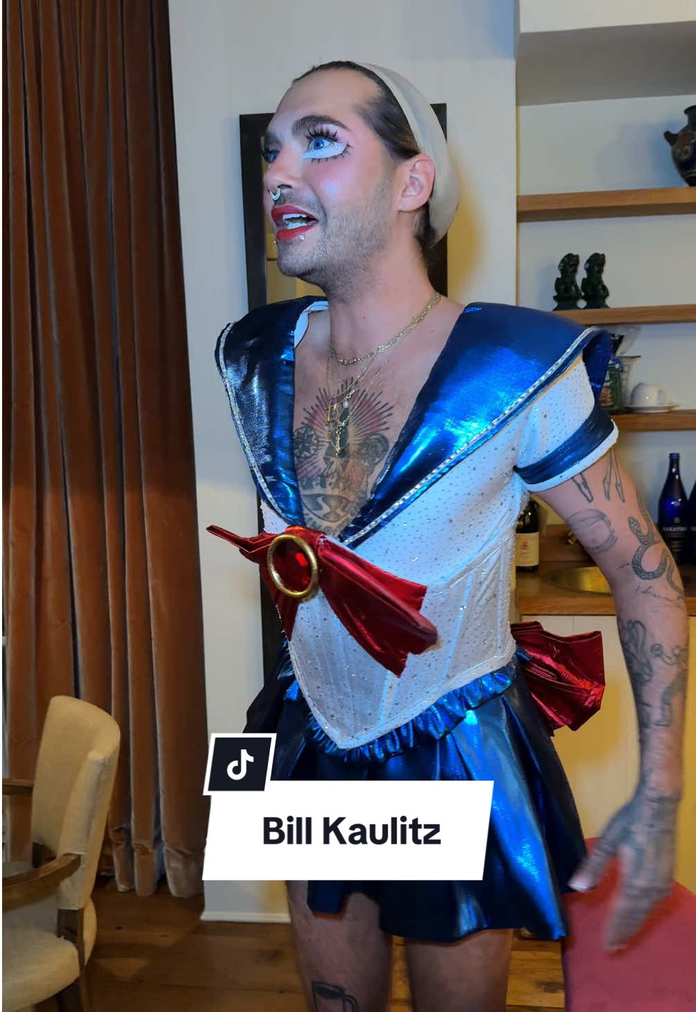 @Bill Kaulitz hatte eine kleine Panne mit seinem #sailormoon-Kostüm für @heidi klums #Halloween-Party 2025. #voguegermany #heidiklumhalloween #billkaulitz 