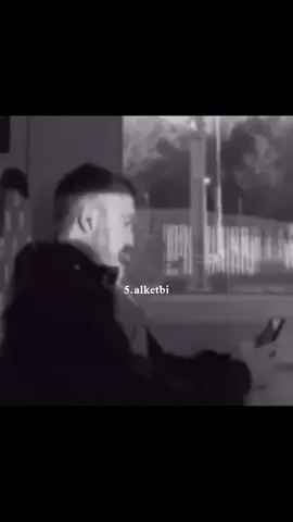 ماطيق بعده ولا فراقه كني بلا قلب مسلوبي و من عاش من دون خفاقه إن غاب عني أنا أذوبي و إن يا يبشرني إشراقه منه النسايم و الهبوبي عطر من النود لي باقه