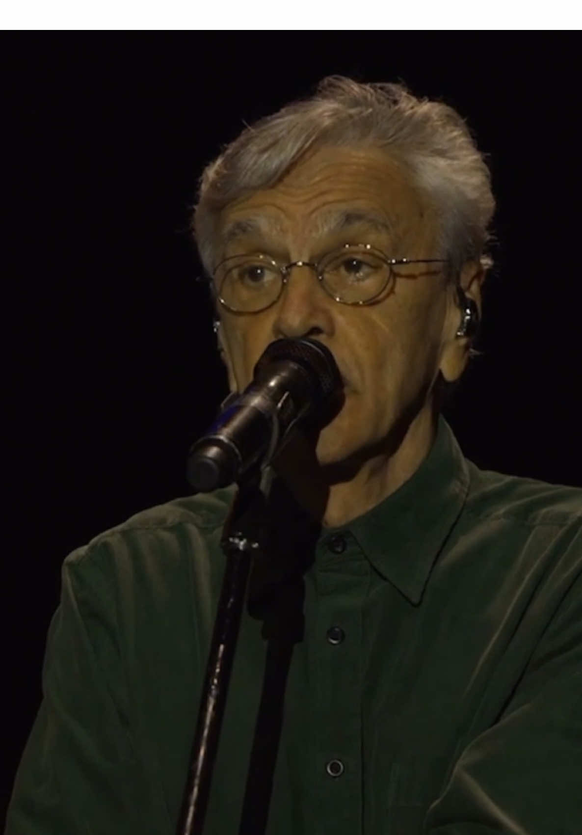 Nossa Senhora da Penha Minha voz talvez não tenha O poder de te exaltar Mas dê bênção, padroeira Pra essa gente brasileira Que quer paz pra trabalhar 🎵🕊️ #caetanoveloso #mpb #musica