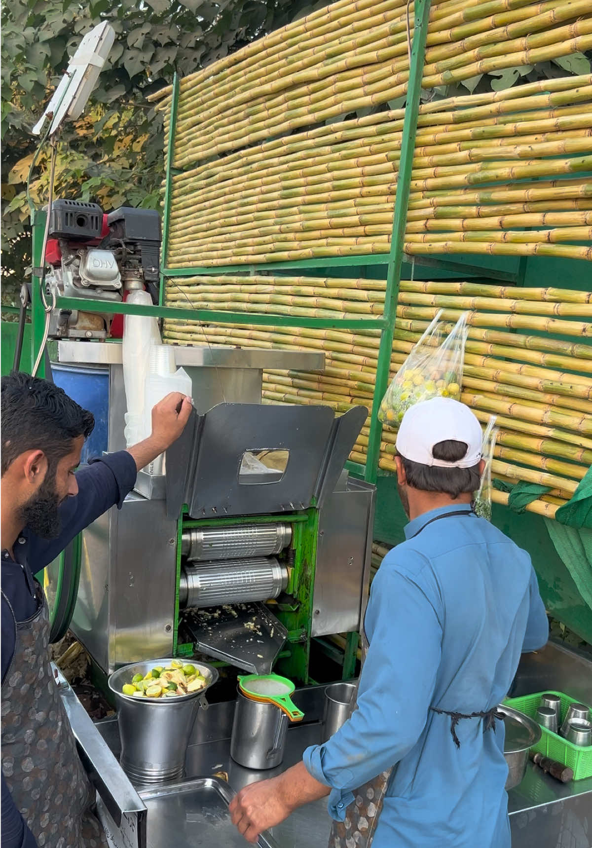 ⚡Risky hands, real flavor — pure peppermint lemon sugarcane juice in action #sugarcane #juice #fyp 