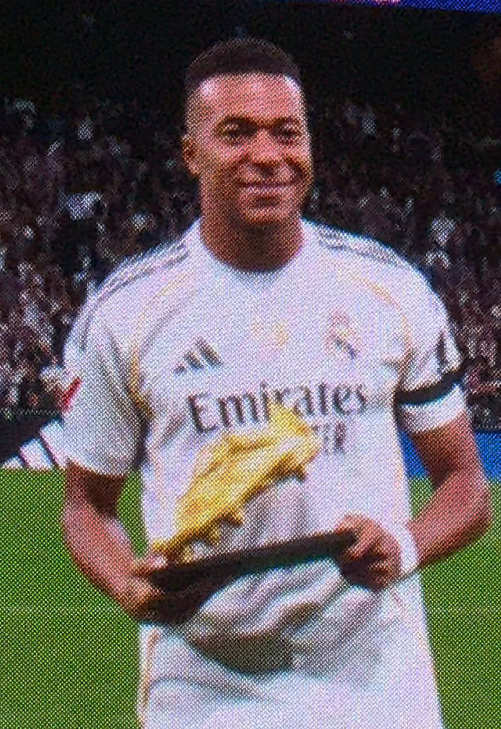 ✨Kylian Mbappé recogiendo y ofreciento la BOTA DE ORO 2024/2025 al Bernabéu🤩 #HalaMadrid #Laliga #fútbol #football #Bernabéu 