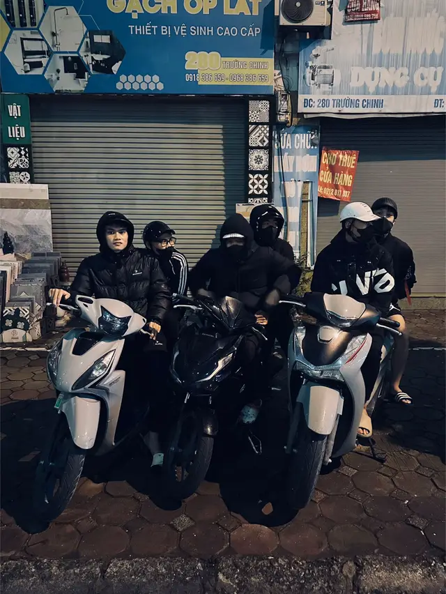 mưa mà vẫn như hội, kh biết ai giải nhất đây😩 #xuhuong #truongchinhopen  