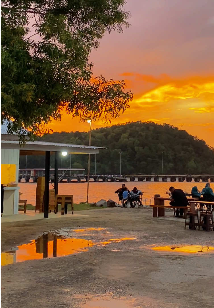 Di persilahkan kata katanya😍#teluksenja#katakata#tempatviralcalang#sunset#calang@TELUKSENJA.ID_ 