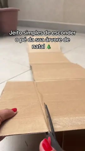Já começou a decorar a casa pro Natal? ✨ No vídeo de hoje, eu te mostro um jeitinho simples, bonito e super econômico de esconder o pé da árvore usando papelão e criatividade. Fica um charme e dá aquele toque especial na decoração natalina!  👉 Gostou da ideia? Marca alguém que ama decorar a casa nessa época! 👉 Comenta aqui se você também já começou a montar sua árvore  #natal #DecoraçãoDeNatal #IdeiasCriativas #DIYNatal #FaçaVocêMesmo                   