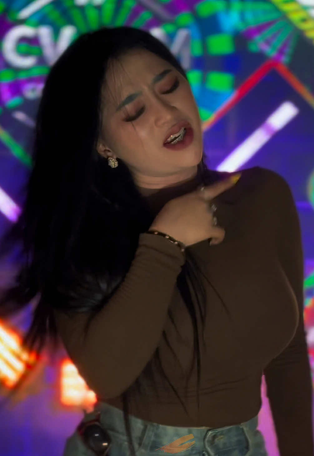 Bibi valen hallo bi… Enak no wess leh mu goyang 🔥 @ValenWijaya✨  @DIVAIZ AUDIO  @𝑷𝑳𝑨𝑻 𝑺 𝑷𝑹𝑶𝑱𝑬𝑪𝑻  . . . #karnaval2025 #dancerkarnaval #dancercantik #horegjawatimur #horegmania_official 