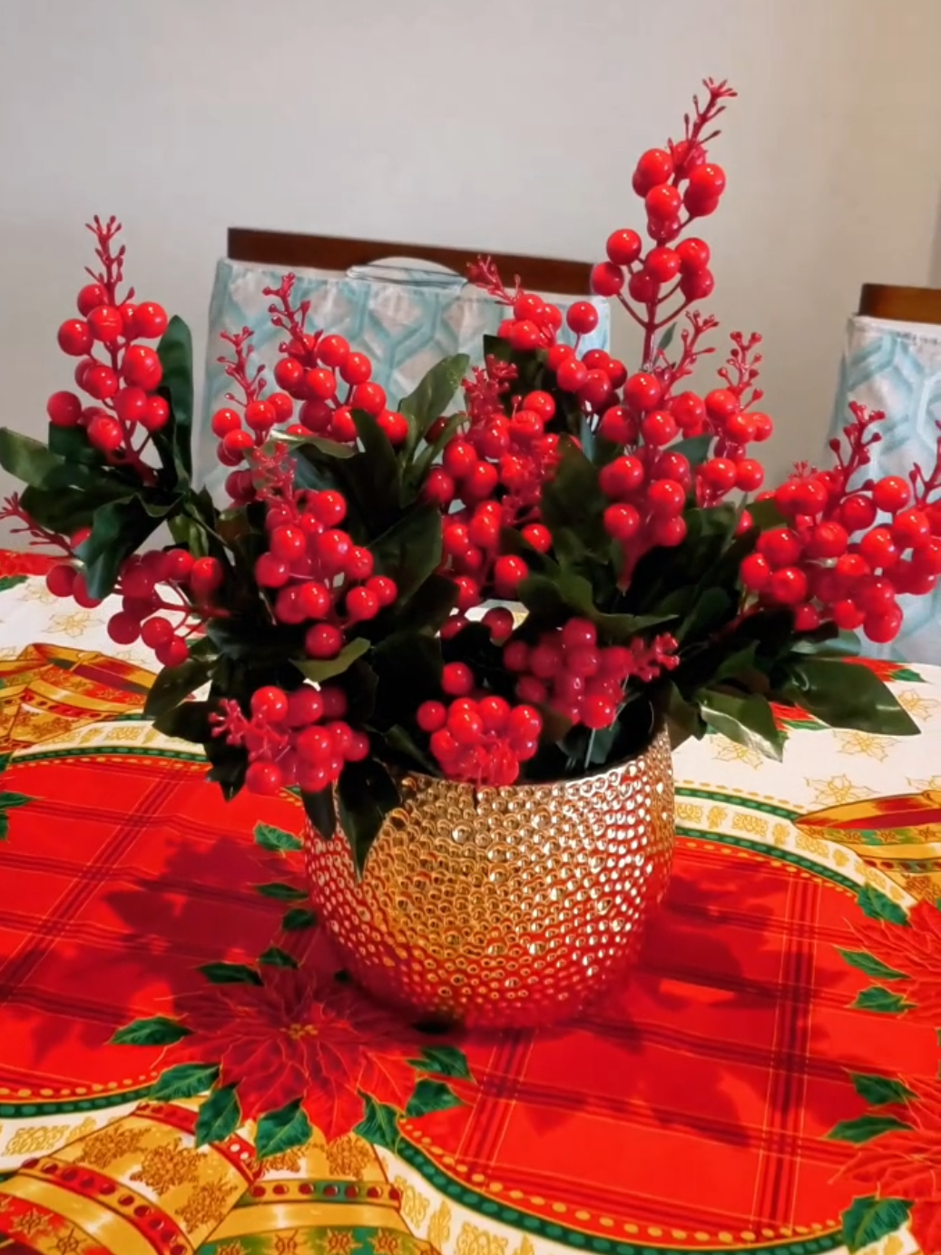 3 formas de você decorar a sua casa para o Natal utilizando galhos de azevinhos 😍🥰  #azevinho #enfeitedenatal  #decoracaodenatal #natal #tiktokshopblackfridaybr 