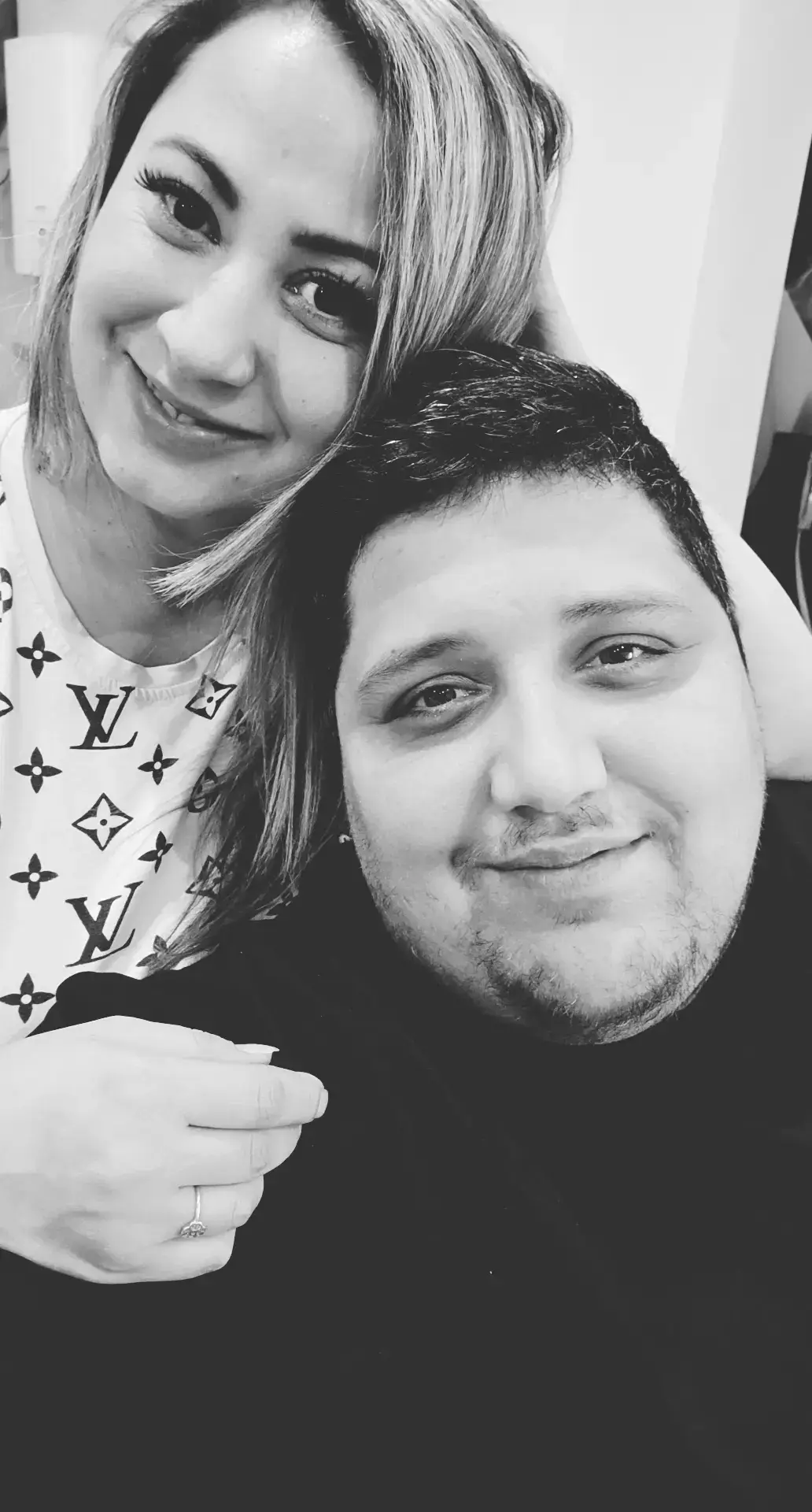 Někdy nepotřebuju žádná velká slova ani dokonalé dny. Stačí mi být vedle člověka, se kterým se cítím v bezpečí, milovaně a skutečně. S člověkem, který mě podrží, rozesměje a připomene mi, že i obyčejné chvíle mají hodnotu, když je sdílíme spolu. ❤️✨ Každý úsměv, každé obejmutí, každý malý moment… to všechno tvoří náš příběh. A já jsem vděčný, že je právě s tebou #couplevibes #loveenergy #loveyou @Bláža ❤️👑 