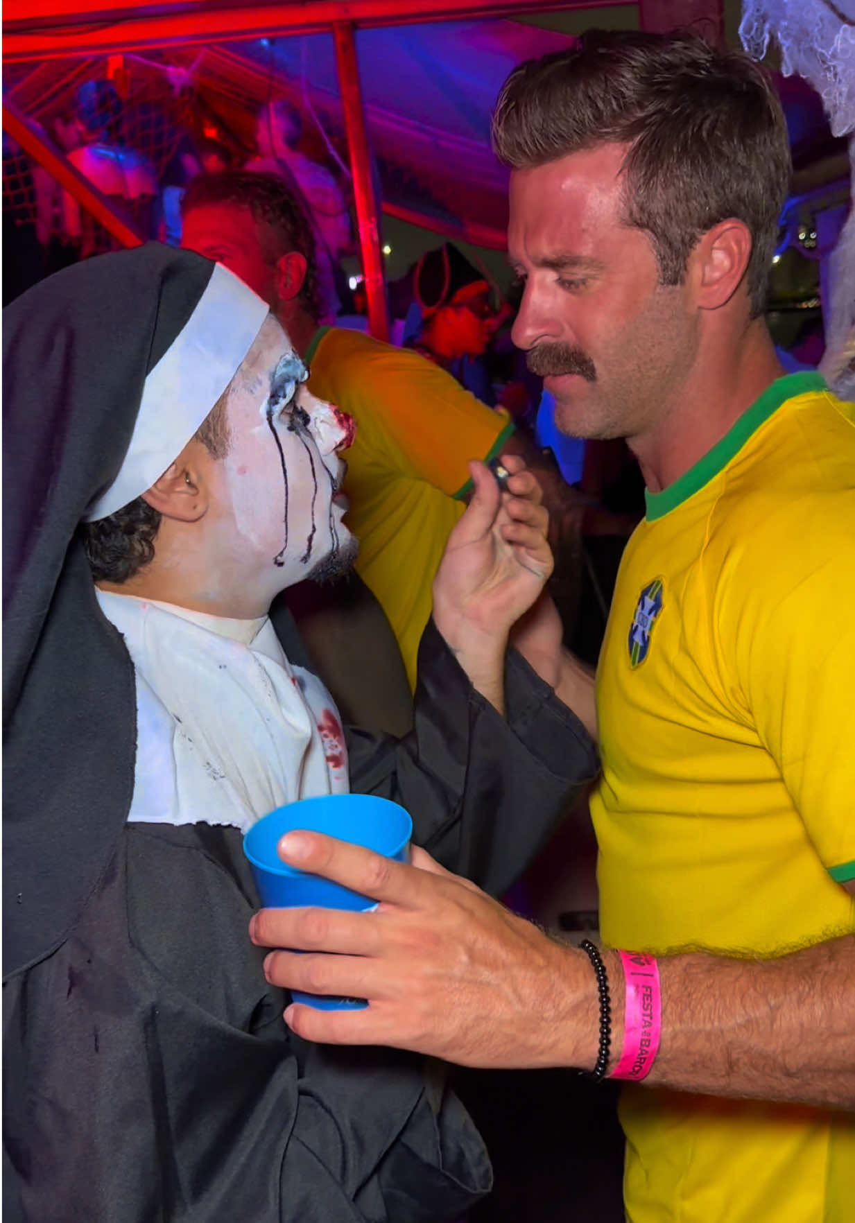 No final das contas ela saiu e deixou o boy pra mim KKKKKKKKKKKK