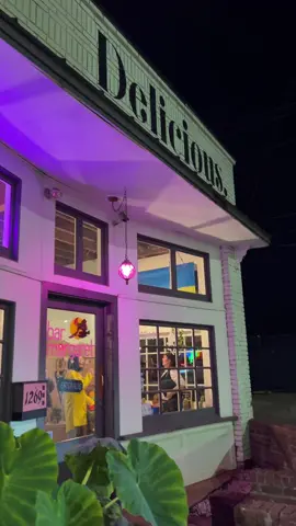 the cutest place to eat for Halloween 🎃 🍔💜 #greenvillesc #southcarolina #halloween #food 