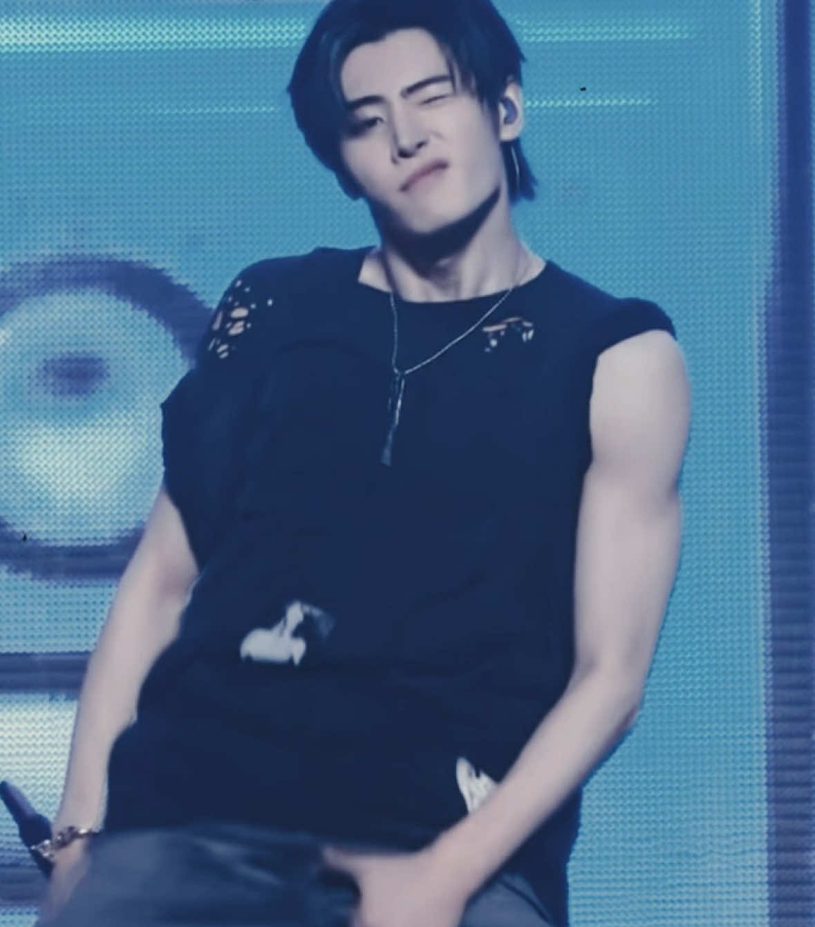 i need him to strangle me w his biceps pls its not a joke anymore #sunghoon #parksunghoon #enhypen #sunghoonedit #fyp  cc towonz sunghoon biceps edit enhypen