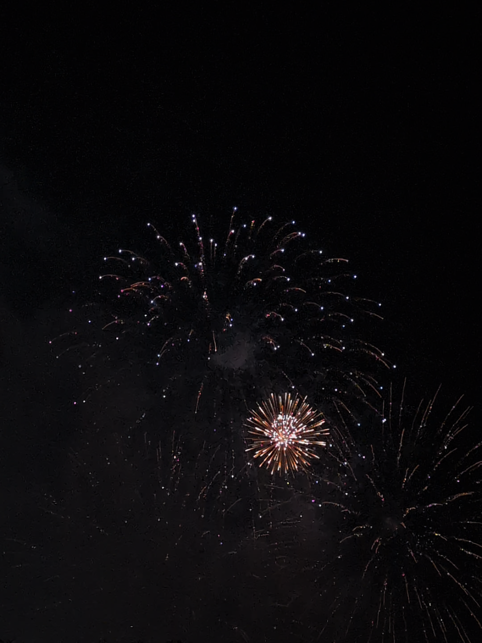 Chelsea bridge tonight 🎆 #fireworks #londonfireworks  #batterseafireworks #fyp #bonfirenight 