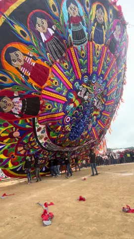 Levantamiento del barrilete más grande! Festival de Briiletes en Sumpango Sacatepéquez  #barriletesgigantes #502🇬🇹 #tradiciones #guatemala🇬🇹viral #fypシ゚viral 