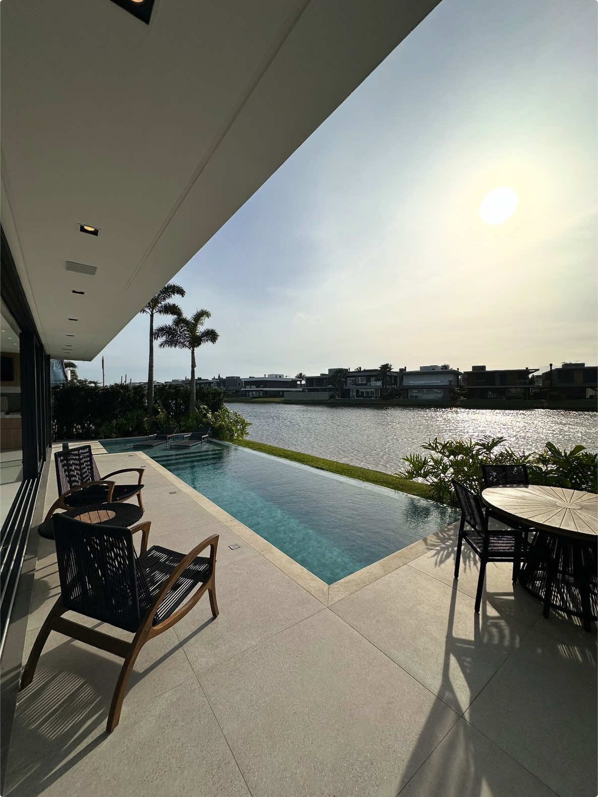 Casa no Enseada Lagos, na avenida principal do condomínio! R$9.350.000,00 - Valor sujeito a alteração. (Estuda propostas). __ Sobrado moderno a beira do lago, mobiliado e decorado/pronto para uso, novo/nunca habitada, 05 suítes (01 master, 01 térrea), dependência de serviço com banheiro, living com pé direito duplo e lareira ecológica, lavabo, sala de cinema, mesa de bilhar, cozinha americana com gourmet, lavanderia, ambientes climatizados, espera para sistema fotovoltaico, espera para elevador, área de lazer externa a beira do lago com piscina de concreto + cascata, abrigo para carros, paisagismo e fachada contemporânea. 426M² a casa; 456M² o lote; Leonardo Barros 📲51 99312-2388 #capaodacanoa #xangrila #praia #riograndedosul #serragaucha            