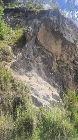 #LIVEIncentiveProgram #LIVEStory #PaidPartnership Familia hoy como todos los primeros de cada mes visitamos a la virgencita de la O de morca y bajando a pie nos encontramos unas personas Orando en este sector, observen Nos comentan que ahí apareció así como está en la piedra. Según nos comentan apareció hace 3 meses ahí  En el nombre del padre del hijo y del espíritu Santo Amén 🙏