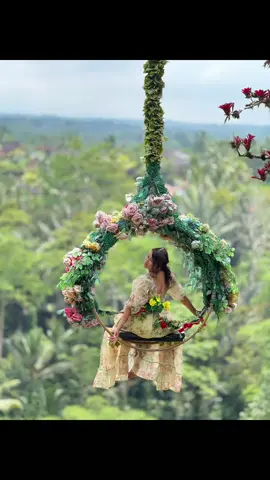So you see, I don’t do heights well. 😭😭  #bali #baliswing #saritimbul #scaredofheights #ubud #fyp 
